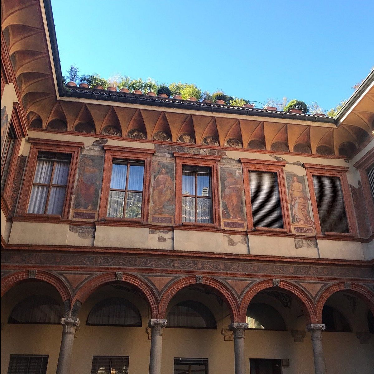 DALLA CHIESA DI SAN FRANCESCO DI PAOLA  AL CORTILE DI PALAZZO BIGLI